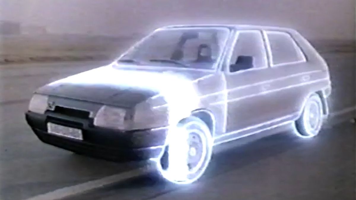 Jan Přeučil a Roman Skamene nevěřili svým očím: Škoda Favorit v dobové sci-fi reklamě přiletěla jako UFO